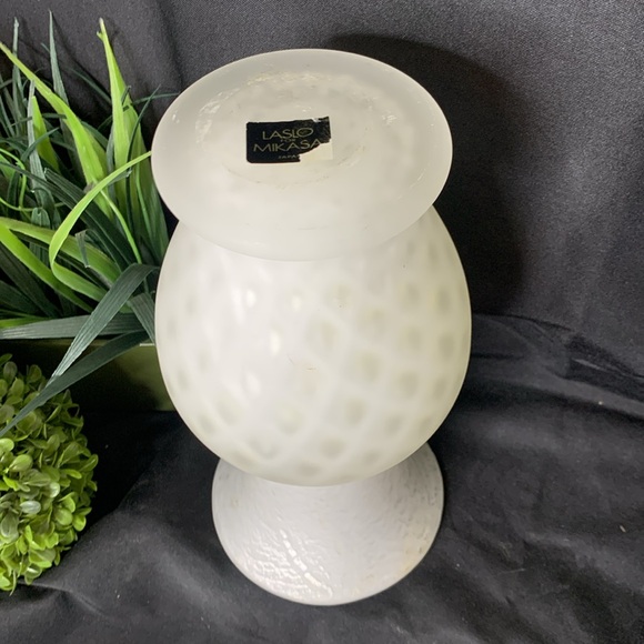 Vintage creamy white satin glass vase made by Larry Lasko for Mikasa - Picture 6 of 9